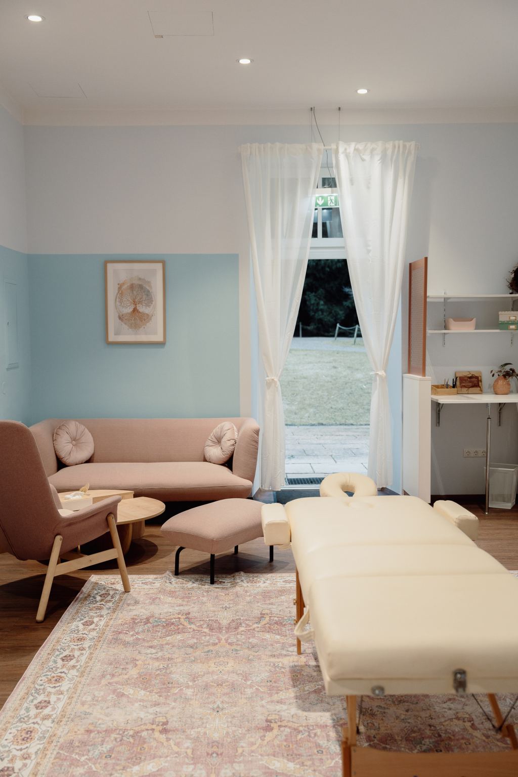 Solaris Nebenraum mit Loungesesseln für Meditation und Workshops