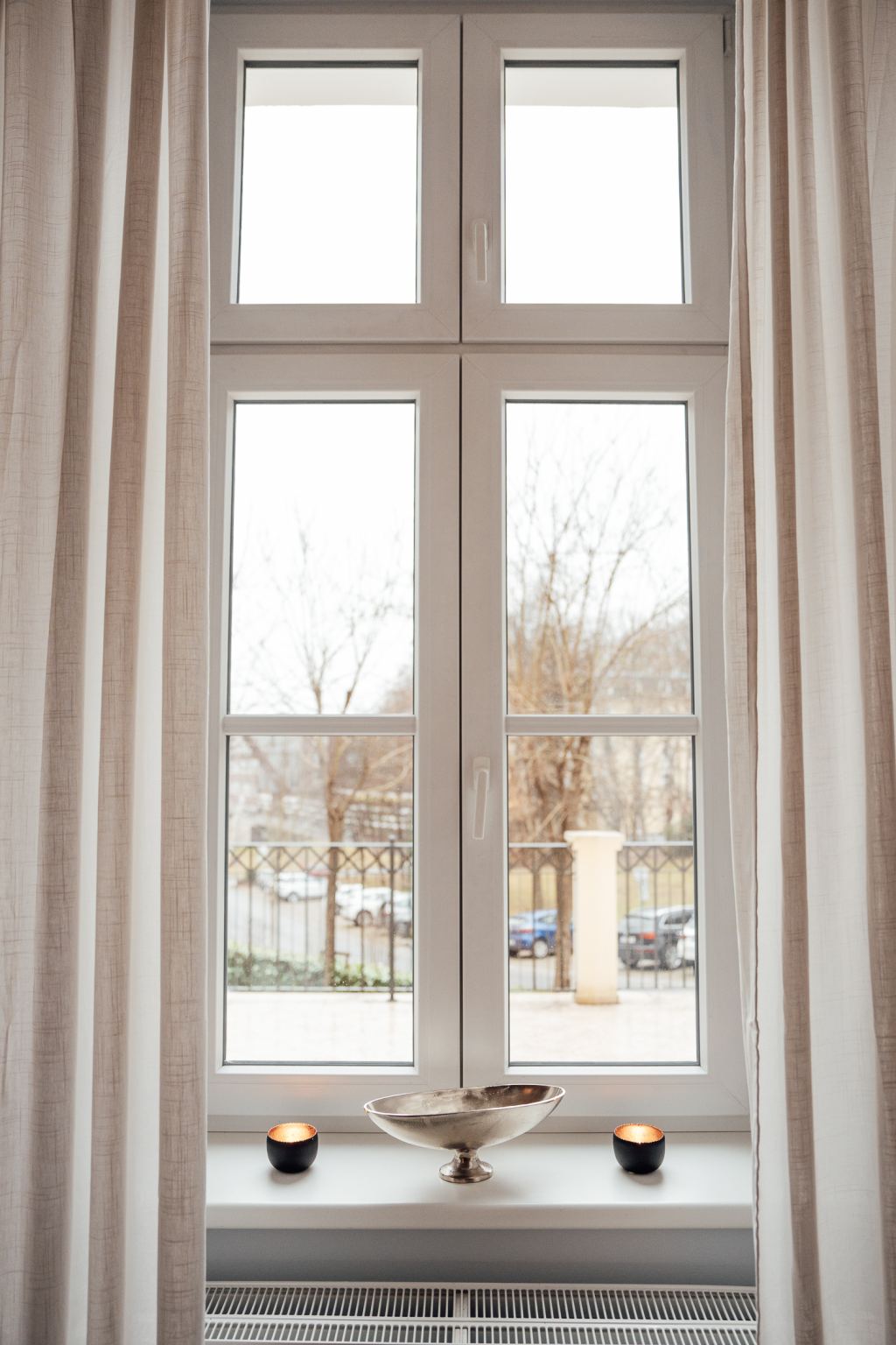 Solaris Hauptraum mit Massageliege und Kaffeeküche